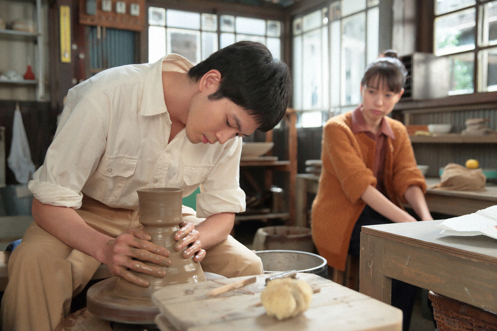 連続テレビ小説「スカーレット」第12週は「幸せへの大きな一歩」。信作の実家のカフェで使う珈琲茶碗を制作する八郎（松下洸平・左）を見る喜美子（戸田恵梨香・右）（C）NHK