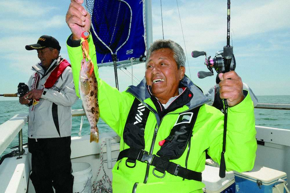 2016年5月に秋田県を訪れ沖釣りをした梅宮辰夫さん（釣り東北社提供）
