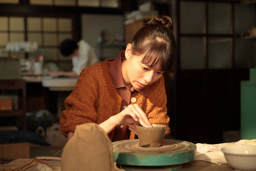 連続テレビ小説「スカーレット」第68話。集中して珈琲茶碗を作る喜美子（戸田恵梨香）（C）NHK