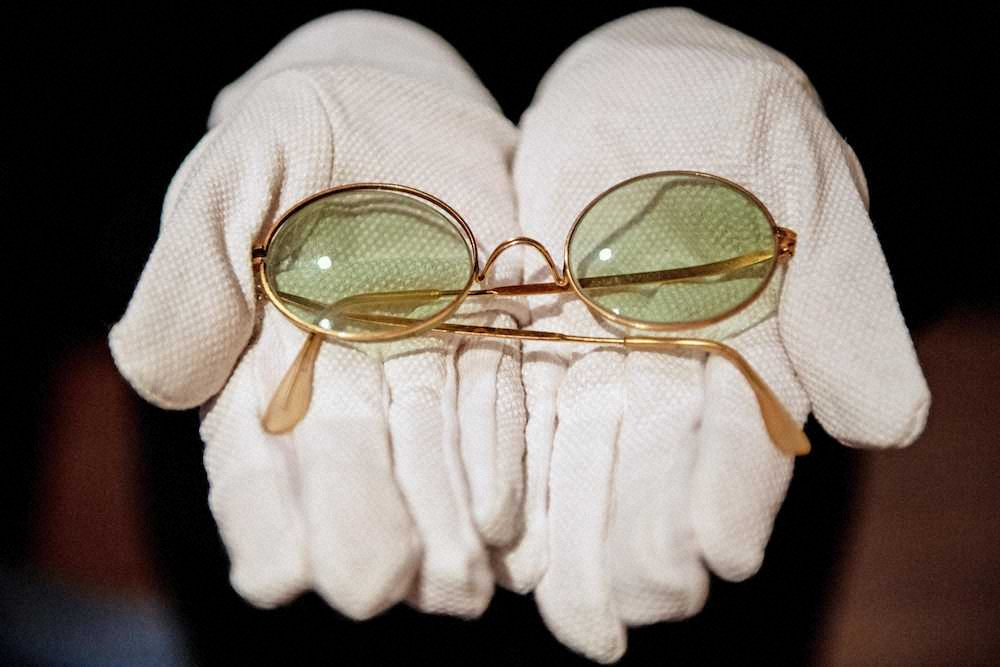 ロンドンでの競売で約2千万円で落札された故ジョン・レノンさんの壊れたサングラス（英PA通信＝共同）