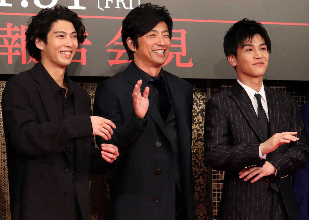 映画「AI崩壊」の完成会見に出席した（左から）賀来賢人、大沢たかお、岩田剛典