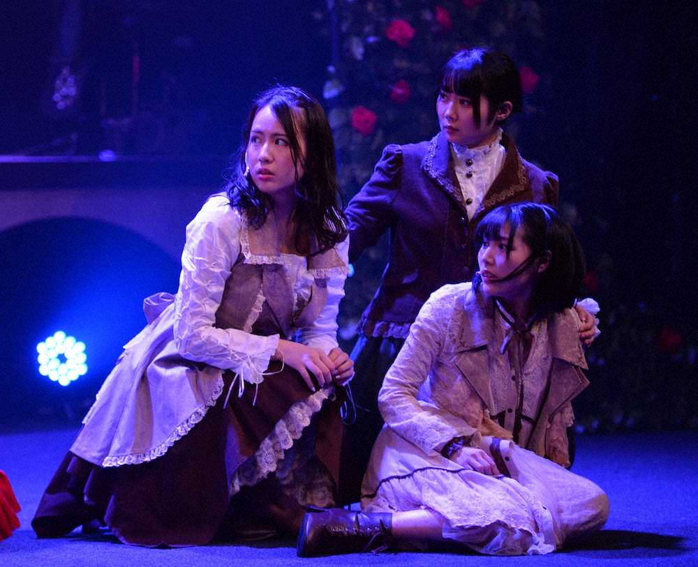 舞台「純血の女王」ゲネプロに参加した西村菜那子（左）と北澤早紀。後方は錦織めぐみ