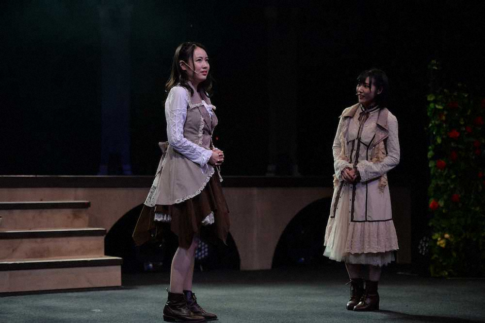 舞台「純血の女王」ゲネプロに参加した西村菜那子（左）と北澤早紀