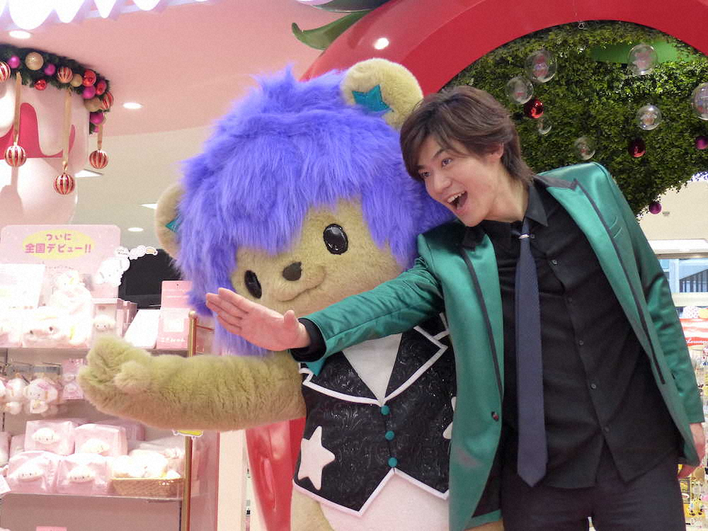 【画像・写真】自身とコラボしたサンリオのキャラクター「れおすけ」と笑顔を見せる新浜レオン