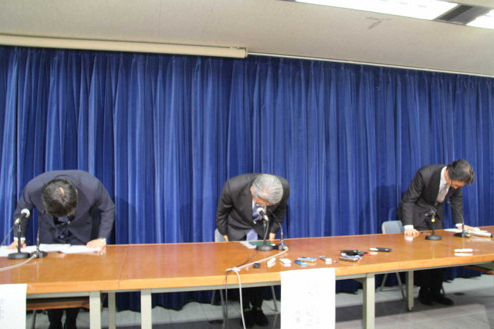 会見で頭を下げる（左から）NHK藤岡隆之リスク管理室長、黄木紀之理事、角英夫広報局長