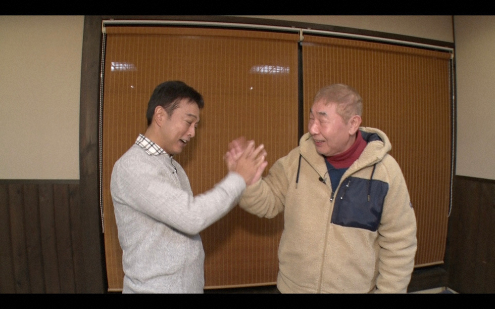 コンビとして最後のバス旅でタッチを交わす太川陽介（左）と蛭子能収（C）テレビ東京