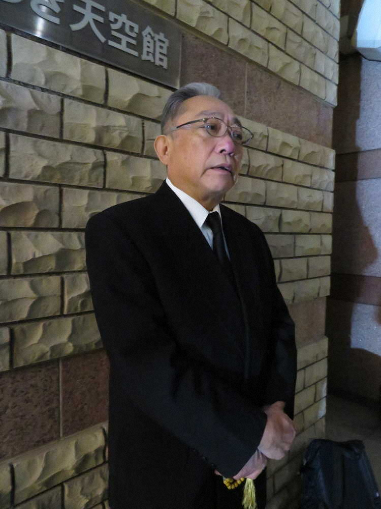 【画像・写真】小島慶四郎さん通夜しめやかに…渋谷天外「昼寝しているみたいな穏やかな顔だった」