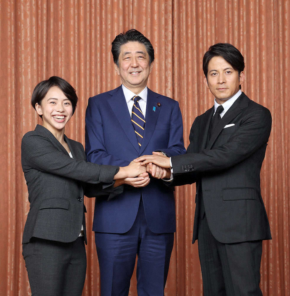 ニッポン放送の新番組で対談を行った（左から）村上茉愛、安倍晋三首相、岡田准一