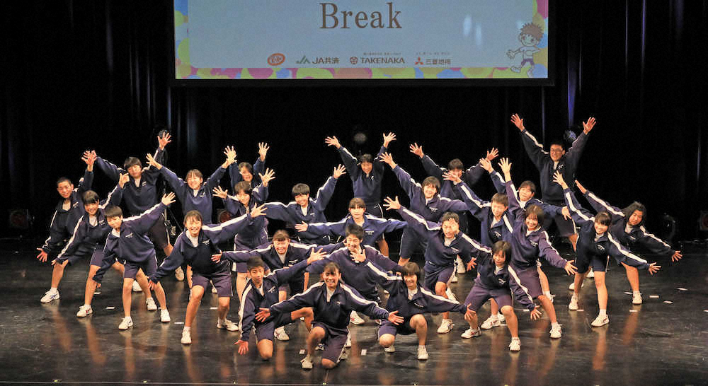 規定曲中学生部門で優勝した白川町立白川中学校　「Break」のメンバー（撮影・毎日新聞）