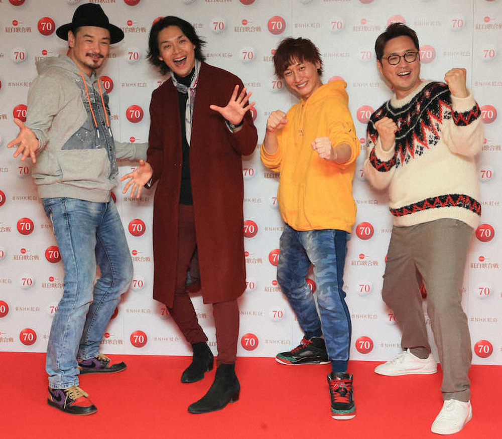 壇上でポーズを決める純烈の（左から）小田井涼平、白川裕二郎、後上翔太，酒井一圭