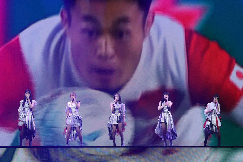 ラグビー日本代表の映像をバックに熱唱するLittle　Glee　Monster（撮影・木村　揚輔）