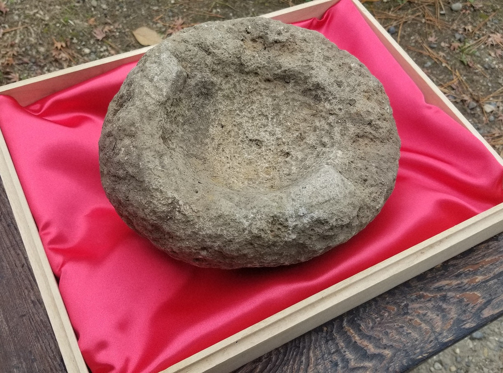 武田信玄ゆかりの武田神社から見つかった人為的なくぼみのある石