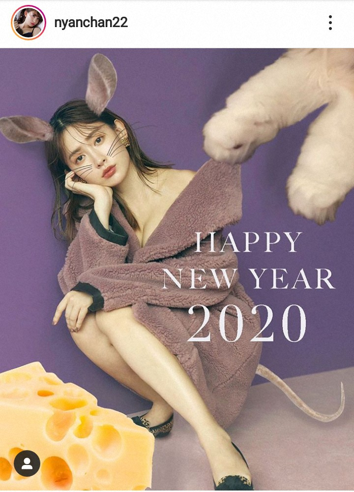 【画像・写真】小嶋陽菜　“美乳チラ見せ”ネズミ姿で新年あいさつ　ファン「最高にセクシー」