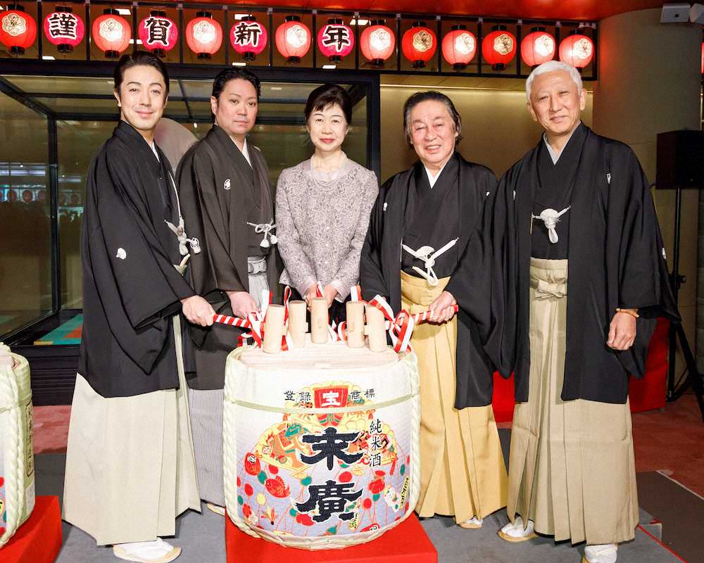 鏡開きをする（左から）尾上菊之助、尾上松緑、国立劇場の河村潤子理事長、尾上菊五郎、中村時蔵