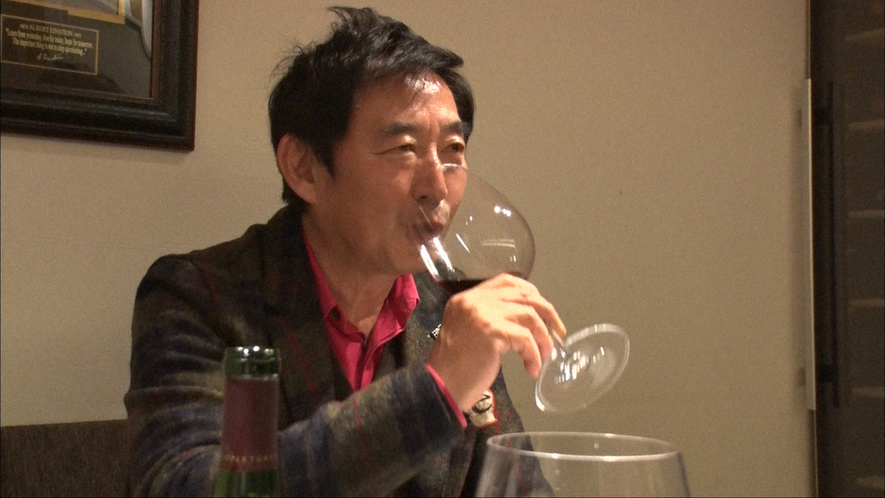 石田純一は妻・理子に内緒でワインを飲んでいたことが明らかにされる（C）TBS