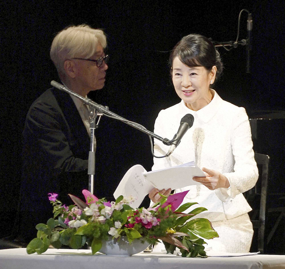 詩を朗読する吉永小百合さん（右）とピアノを演奏する坂本龍一（公演実行委員会提供）