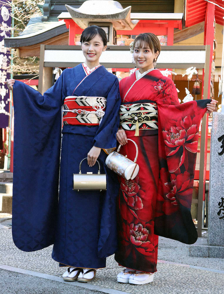四谷須賀神社で成人の祈とうを行った加藤小夏（左）とラストアイドルの安田愛里
