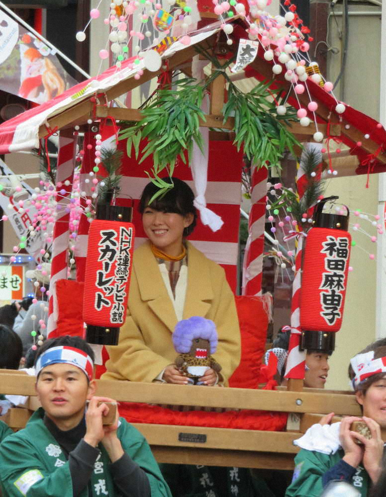 宝恵（ほえ）かごに乗ってミナミの街中のお練りを行った福田麻由子