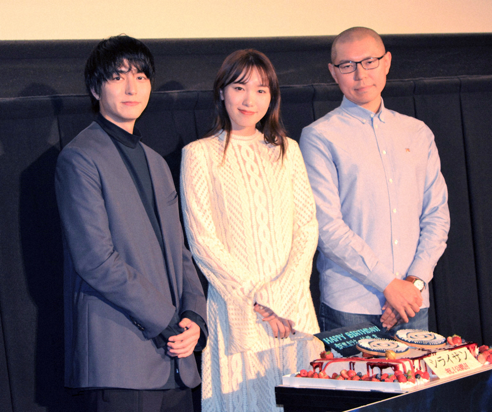 映画「シライサン」舞台あいさつに登場した（左から）稲葉友、飯豊まりえ、安達寬高監督