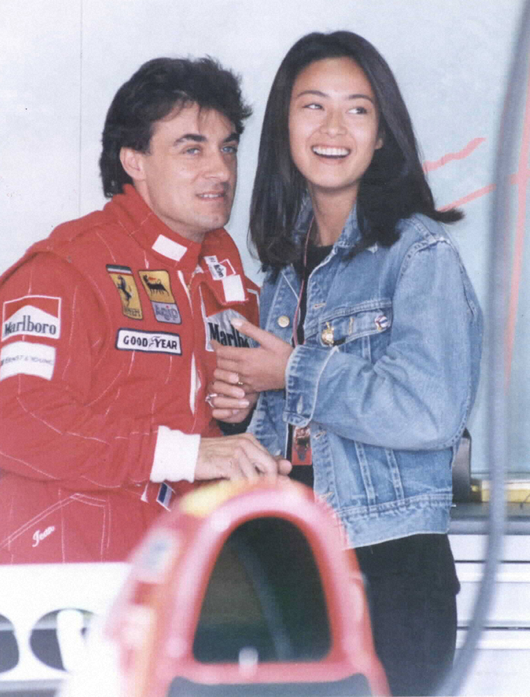 1995年、婚約を発表するアレジ氏と後藤久美子