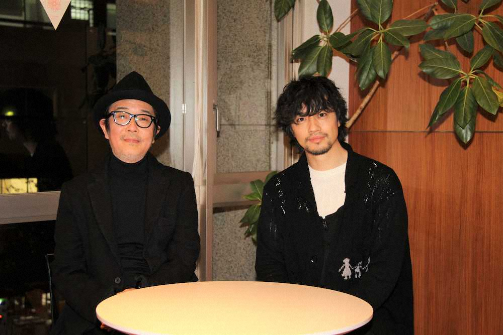 ドラマ「ペンション・恋は桃色」でダブル主演を務め、囲み取材に応じたリリー・フランキー（左）と斎藤工
