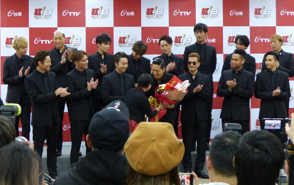 台湾版紅白歌合戦の会見で、現地メディアのフラッシュを浴びる中、祝福されるEXILEのAKIRA（中央）