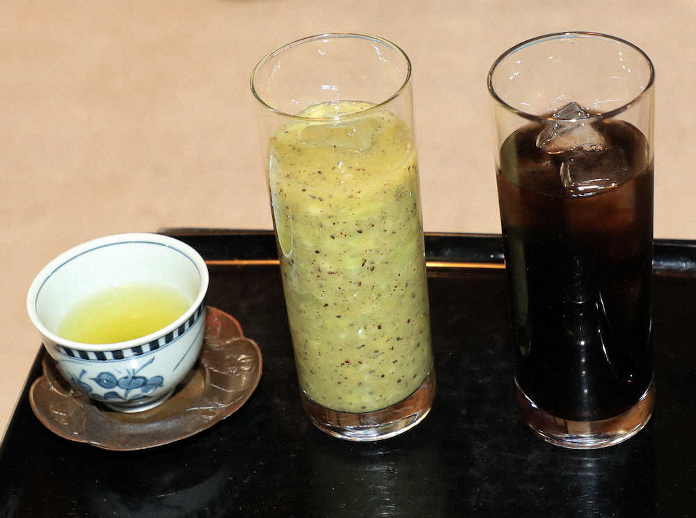 10時30分、渡辺王将のデザート。フレッシュキウイジュース(中央)とアイスコーヒー(右)