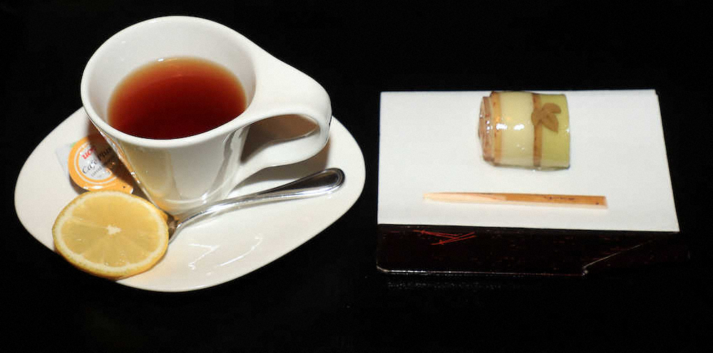 広瀬八段の15時のデザート。ホットレモンティー(左)と和菓子「若竹」