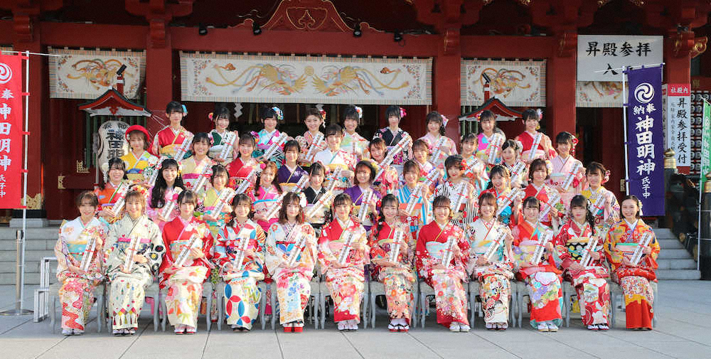 神田明神で行われた成人式に出席したAKBグループのメンバーたち（撮影・木村　揚輔）
