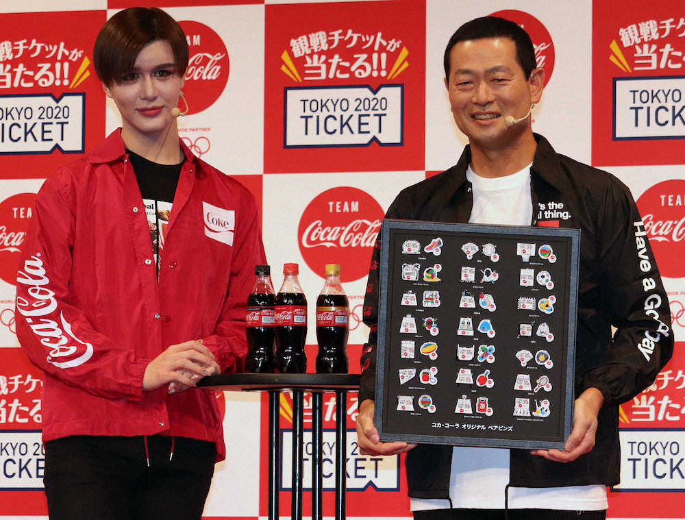 コカ・コーラの五輪チケットキャンペーンボトルPRイベントに出演した桑田真澄氏（右）とMatt親子