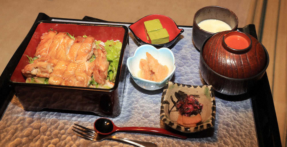 【画像・写真】王将戦第1局　渡辺王将“勝負メシ”は「天ぷらうどん」　広瀬八段は「地養鶏の照り焼き重」