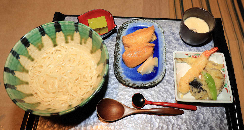 渡辺王将の昼食。天ぷらうどん