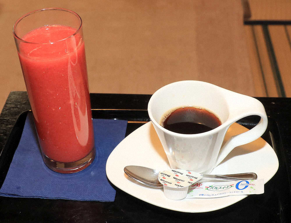渡辺王将の15時デザート。フレッシュいちごジュース（左）とホットコーヒー