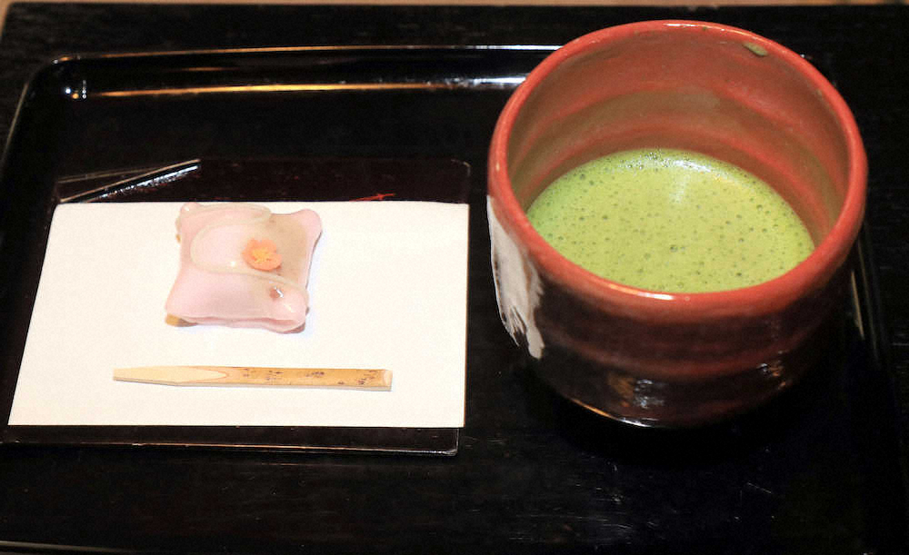 広瀬八段の10時30分のデザート。和菓子「新春」（左）と抹茶