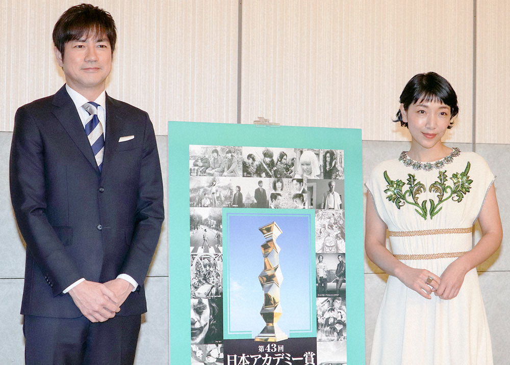 第43回日本アカデミー賞授賞式の司会を務める羽鳥慎一アナウンサー（左）と安藤サクラ