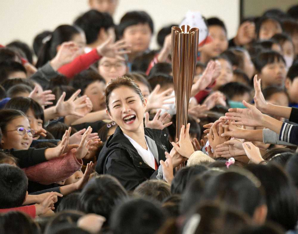 聖火リレーのPRイベントで東京都世田谷区の小学校を訪問した女優の石原さとみ（中央）