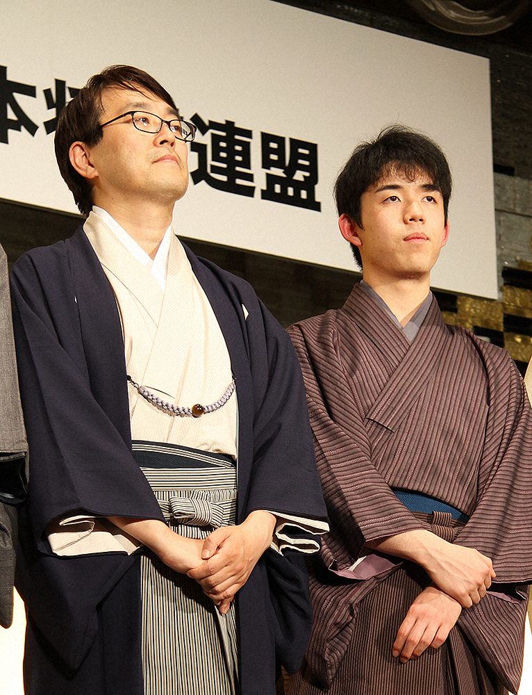 19年4月、トークイベントに参加した羽生善治九段（左）と藤井聡太七段
