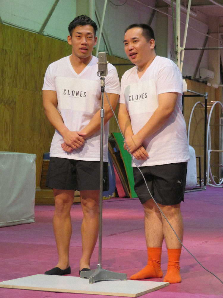 公演パフォーマンスに合わせTシャツ短パンで漫才を披露した「ミルクボーイ」の駒場孝（左）と内海崇