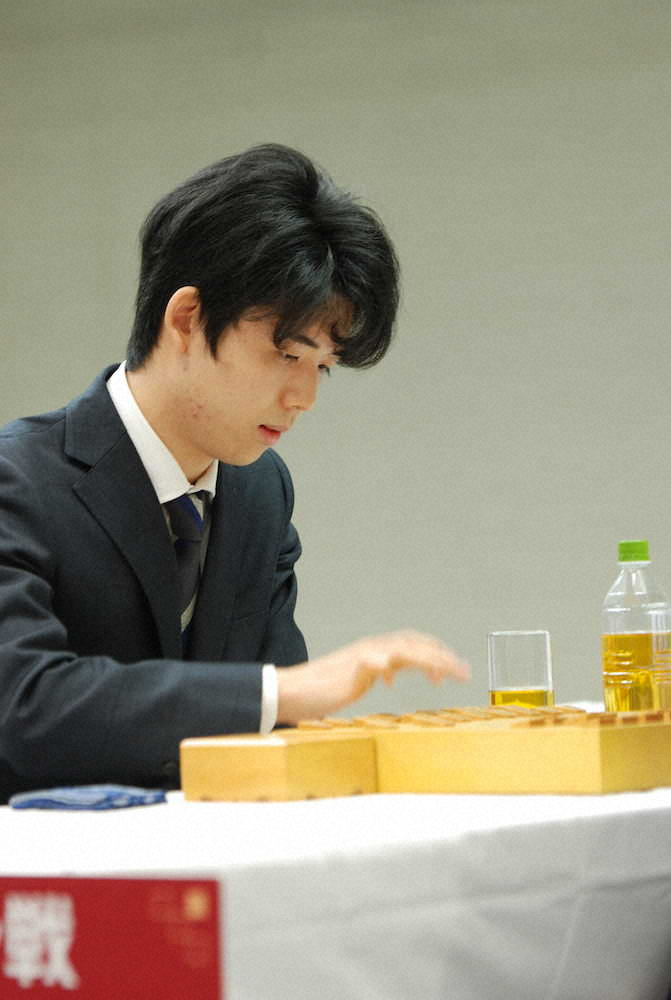 【画像・写真】藤井聡太七段　元王位・菅井竜也七段と対戦　3連覇へ第一関門