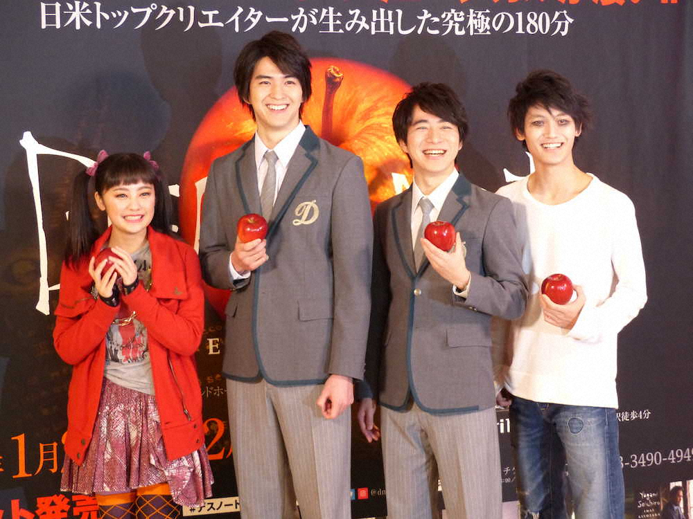 舞台「デスノート　THE　MUSICAL」の取材会に登場した(左から)吉柳咲良、甲斐翔真、村井良大、高橋颯