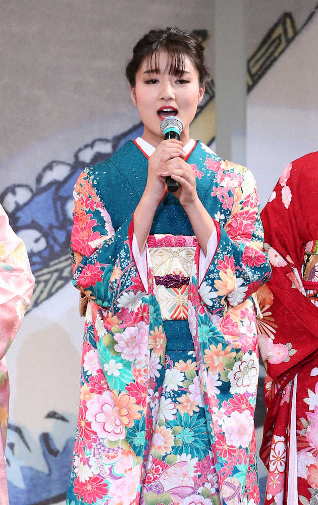 【画像・写真】「みどりの女神」中大2年・井戸川百花さん　マイギターで弾き語り「未来へ」描く青写真