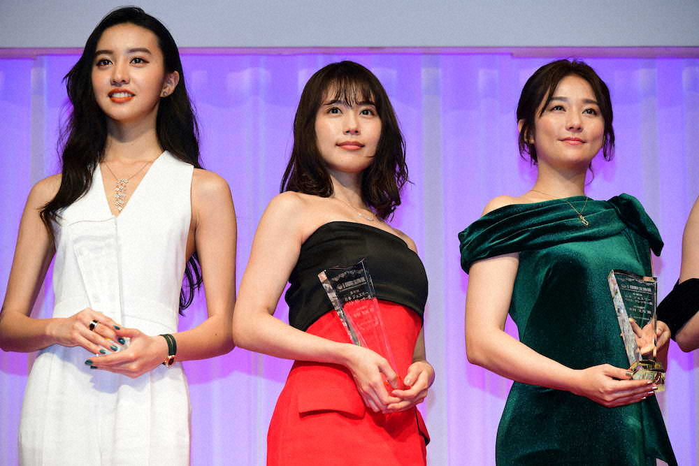 「第31回　日本ジュエリーベストドレッサー賞」表彰式に出席した（左から）Koki，、有村架純、木村文乃