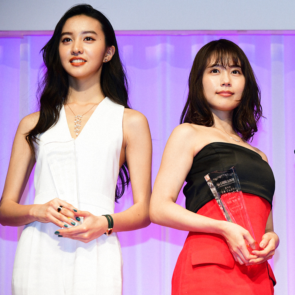 日本ジュエリーベストドレッサー賞の10代部門を受賞したkoki，（左）と20代部門の有村架純（撮影:岸　豊）