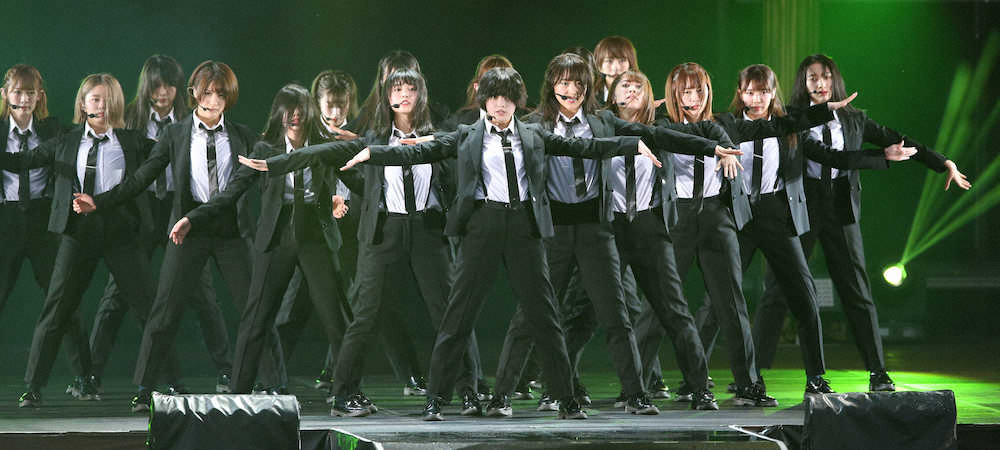 18年7月、ライブで熱唱する平手友梨奈（中央）ら欅坂46のメンバー