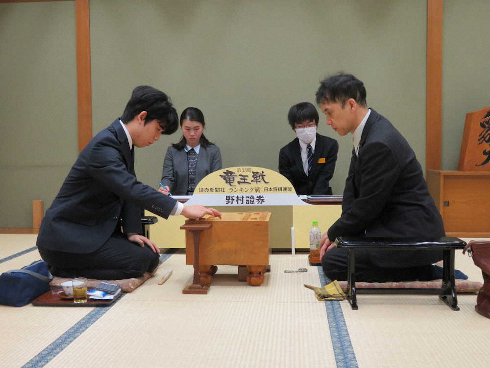 大阪市の関西将棋会館で午前10時に始まった竜王戦3組ランキング戦1回戦で畠山鎮八段（右）と対戦している藤井聡太七段