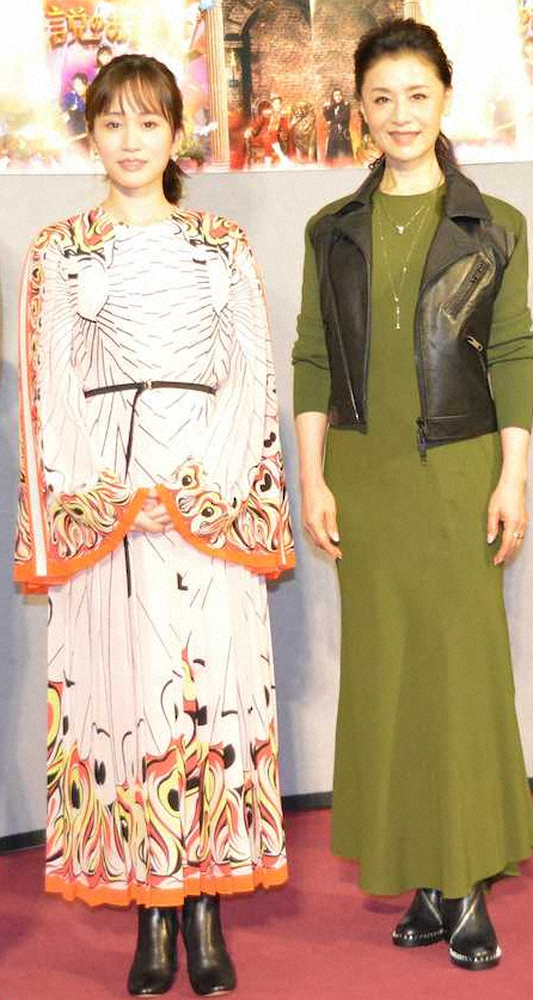 「伝説のお母さん」完成試写会に出席した前田敦子（左）と大地真央