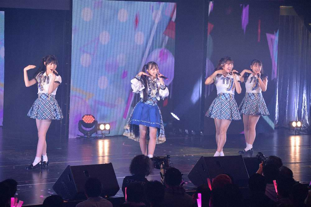 ゲスト出演メンバーと踊る末永桜花（左から2人目）。左から谷真理佳、1人おいて惣田紗莉渚、片岡成美