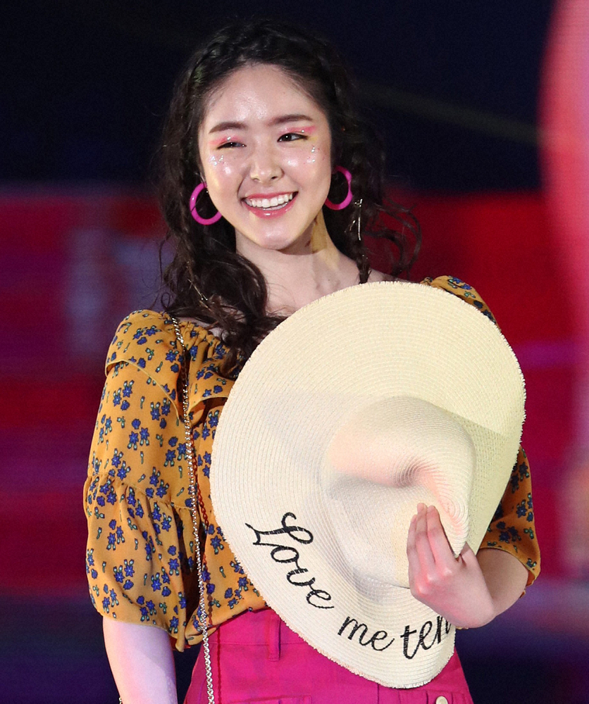 【画像・写真】「ガールズアワード２０１7」でランウエーを歩く唐田えりか