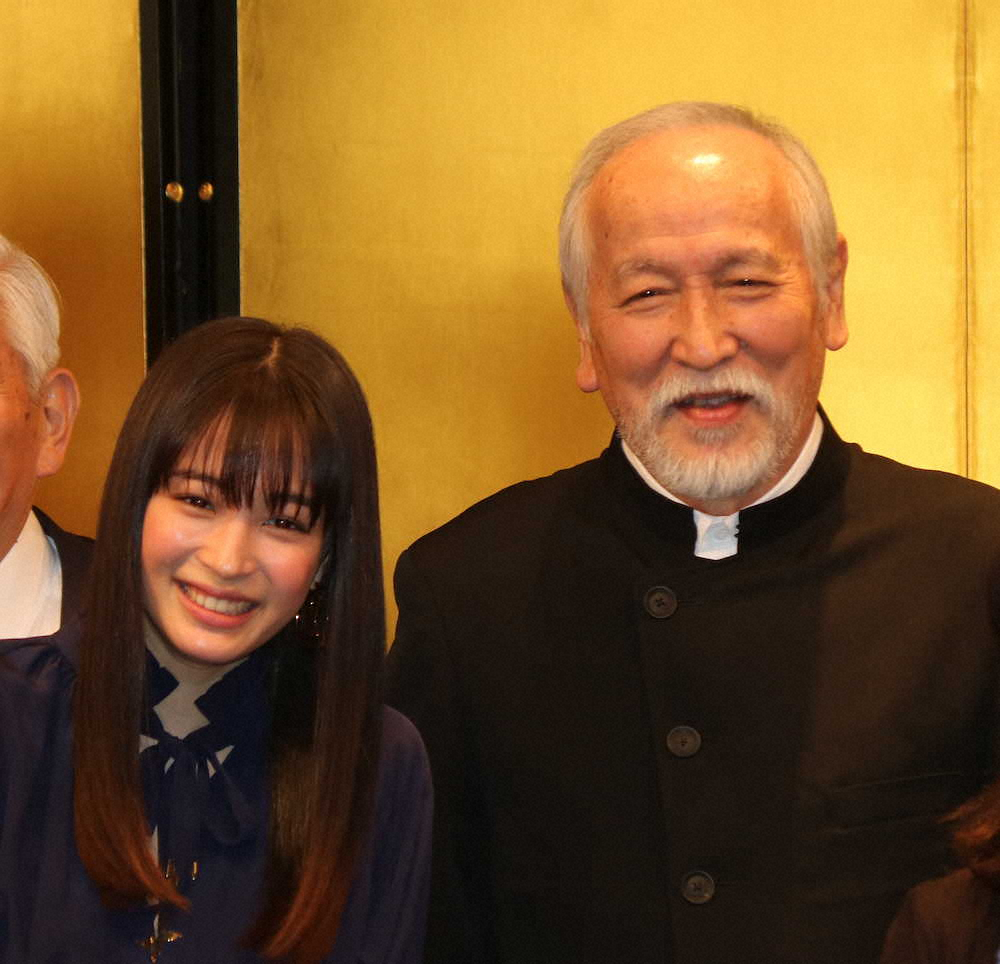 「第54回　紀伊國屋演劇賞」贈呈式で、並んで笑顔を見せる広瀬すず（左）と村井国夫