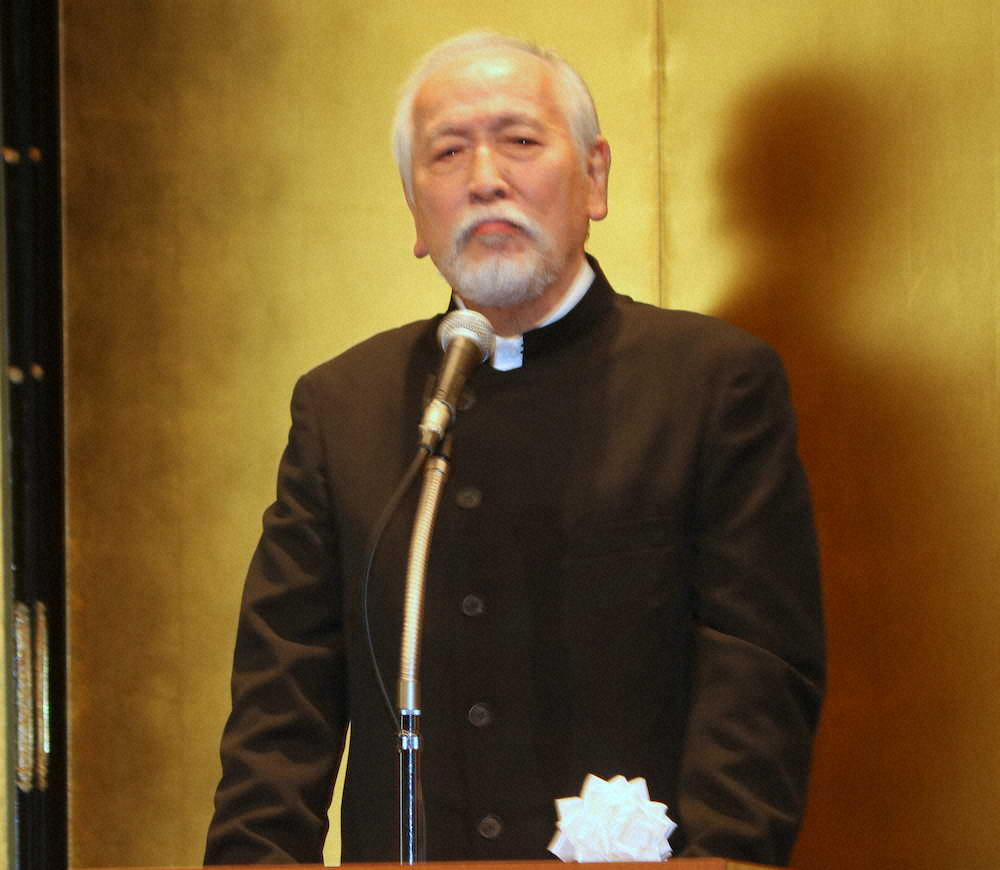 「第54回　紀伊國屋演劇賞」贈呈式で個人賞を受賞し、スピーチで涙を浮かべる村井国夫